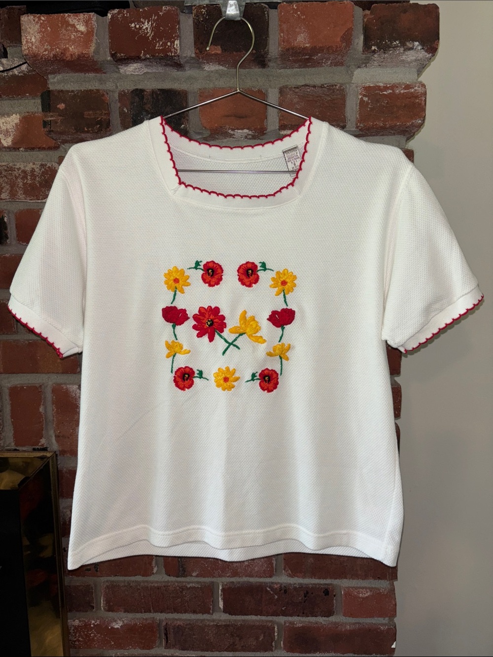 Vintage 1990’s White Embroidered Floral Tee “Grannycore” Top Size Small